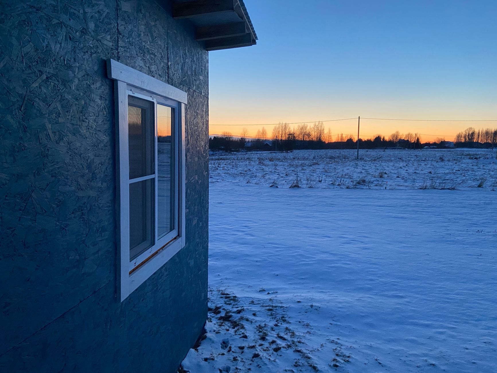 Fotografija: hiša pozimi, osvetljena okna